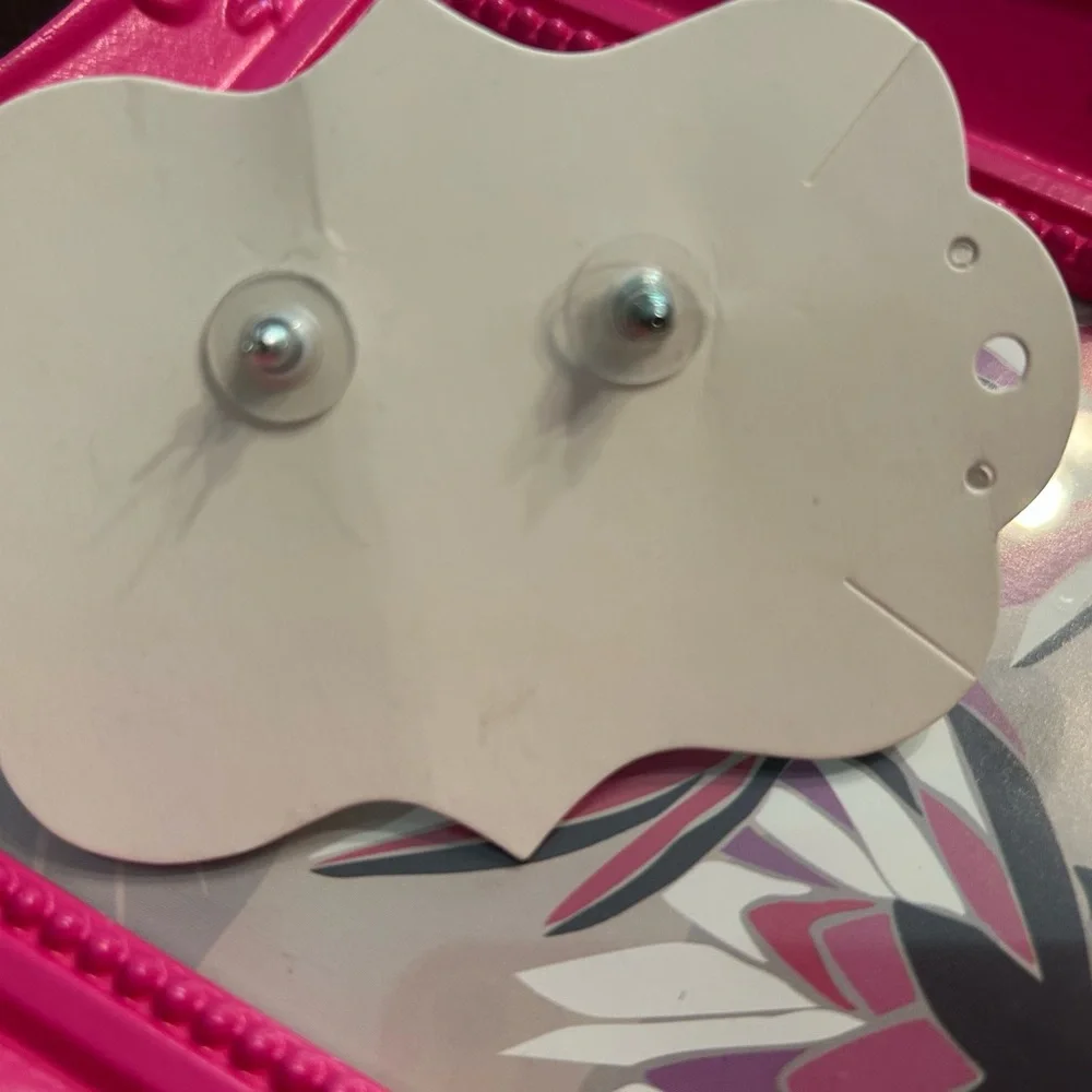 Vintage Gold and Cream Floral Pearl Earrings - Picture 2 of 5